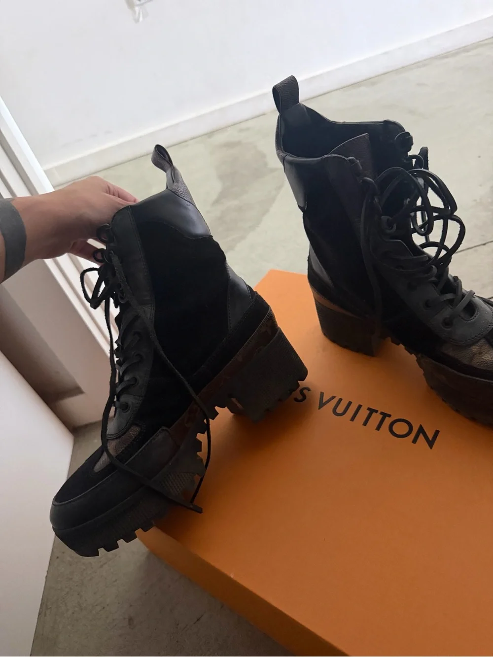Louis Vuitton Laureate boots sz 38